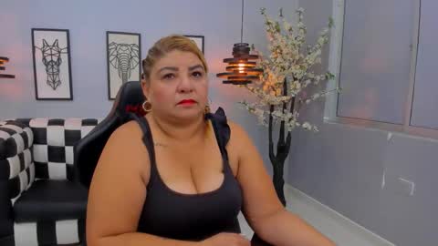 Snapshot of bigassmaturee chatting on 11.28.25 BigAssMaturee online show from 11.28.25