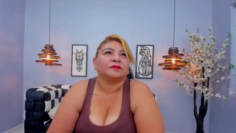 Snapshot of bigassmaturee chatting on 11.29.25 BigAssMaturee online show from 11.29.25