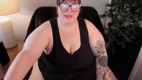 Snapshot of bigtittybbw chatting on 11.21.25 bigtittybbw online show from 11.21.25