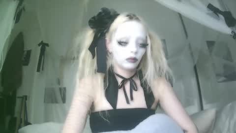 vampire fang  online show from 10.03.25