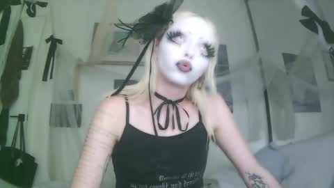 vampire fang  online show from 10.04.25