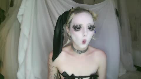 Snapshot of bl0odsyring3 chatting on 04.21.26 vampire fang online show from 04.21.26