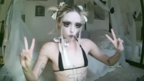 Snapshot of bl0odsyring3 chatting on 04.22.26 vampire fang online show from 04.22.26
