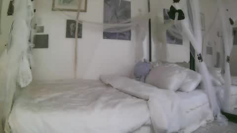 Snapshot of bl0odsyring3 chatting on 05.05.26 vampire fang online show from 05.05.26