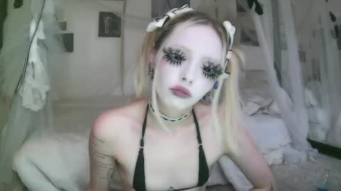 Snapshot of bl0odsyring3 chatting on 05.14.26 vampire fang online show from 05.14.26