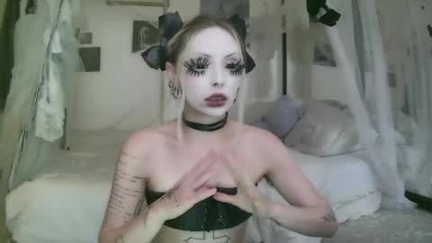 Snapshot of bl0odsyring3 chatting on 05.15.26 vampire fang online show from 05.15.26