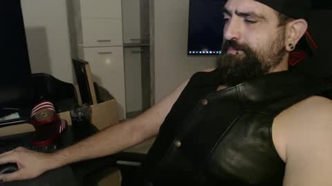 Snapshot of black_beard_slides chatting on 10.01.25 black_beard_slides online show from 10.01.25