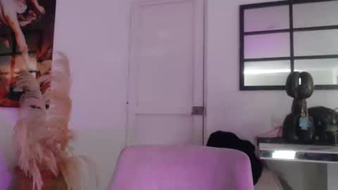 Snapshot of black_latina1 chatting on 10.25.25 luisa online show from 10.25.25