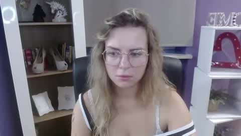 Z O E Y online show from 09.11.25