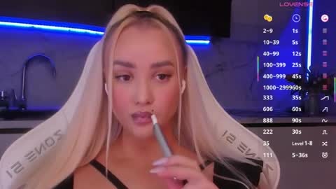 Snapshot of blond_diamond chatting on 06.17.26 Lana online show from 06.17.26