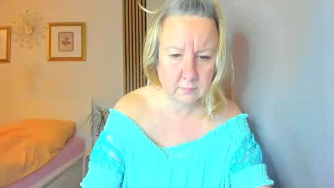 Snapshot of blonde_angel20 chatting on 12.28.24 Nicole online show from 12.28.24