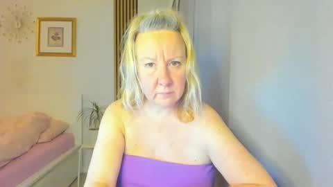 Snapshot of blonde_angel20 chatting on 01.04.25 Nicole online show from 01.04.25