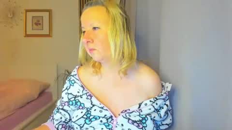 Snapshot of blonde_angel20 chatting on 01.06.25 Nicole online show from 01.06.25