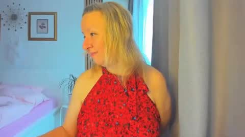 Snapshot of blonde_angel20 chatting on 01.08.25 Nicole online show from 01.08.25
