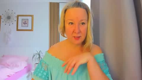 Snapshot of blonde_angel20 chatting on 01.09.25 Nicole online show from 01.09.25