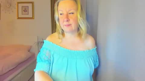 Snapshot of blonde_angel20 chatting on 01.10.25 Nicole online show from 01.10.25