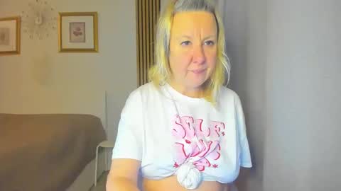 Snapshot of blonde_angel20 chatting on 01.28.25 Nicole online show from 01.28.25