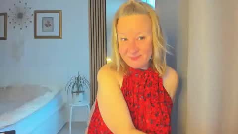 Snapshot of blonde_angel20 chatting on 03.11.25 Nicole online show from 03.11.25