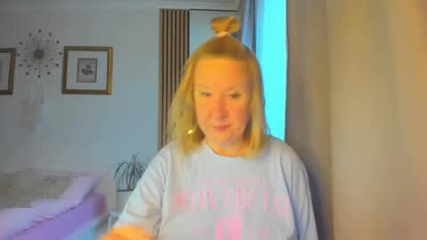 Snapshot of blonde_angel20 chatting on 03.12.25 Nicole online show from 03.12.25