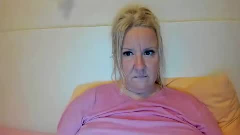 Snapshot of blonde_angel20 chatting on 09.21.25 Nicole online show from 09.21.25