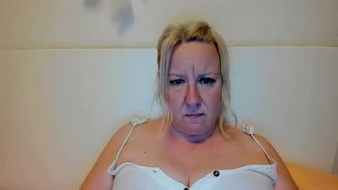 Snapshot of blonde_angel20 chatting on 09.24.25 Nicole online show from 09.24.25