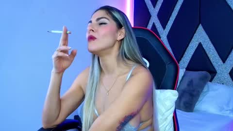 Snapshot of blonde_cat1515 chatting on 10.07.25 alejandra online show from 10.07.25