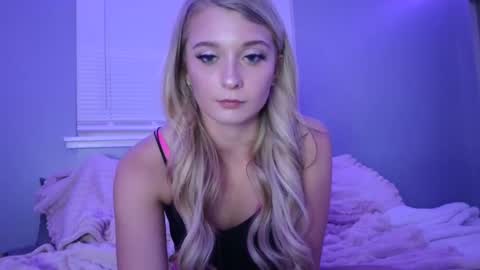 Snapshot of blonde_stella chatting on 01.04.25 Blonde Stella online show from 01.04.25