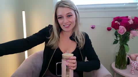 Snapshot of blonde_stella chatting on 02.12.26 Blonde Stella online show from 02.12.26