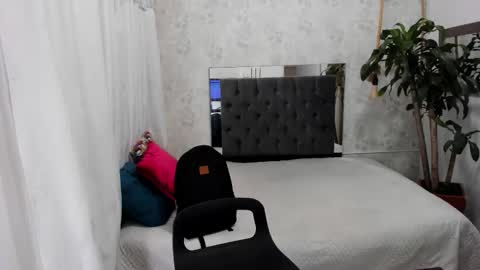 Snapshot of blondie_lover69 chatting on 10.04.25 Maleeth online show from 10.04.25