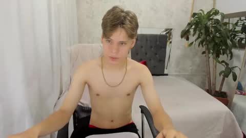 Snapshot of blondie_lover69 chatting on 10.06.25 Maleeth online show from 10.06.25