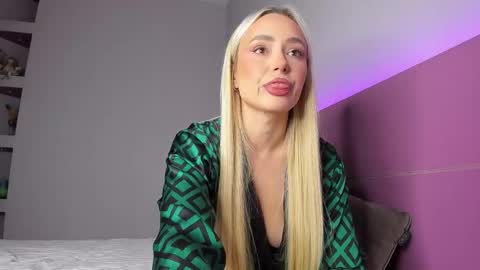 Snapshot of blondirix chatting on 01.11.26 Anna online show from 01.11.26