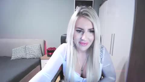 Snapshot of blondleyla chatting on 12.16.25 BlondLeyla online show from 12.16.25