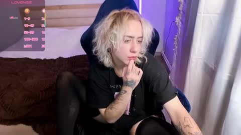 Snapshot of blooming_soul chatting on 11.24.25 blooming_soul online show from 11.24.25