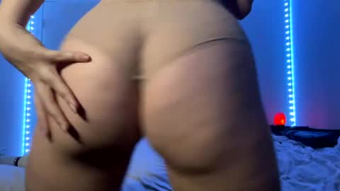 Blow Kiss Bunny online show from 12.02.24