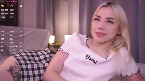 Snapshot of blue_bow chatting on 12.19.25 Adeline online show from 12.19.25