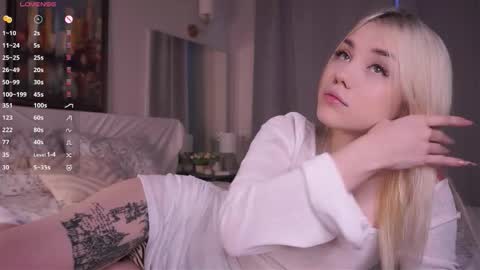 Snapshot of blue_bow chatting on 12.20.25 Adeline online show from 12.20.25