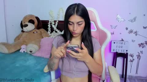 Snapshot of blue_petite chatting on 03.12.25 Linda online show from 03.12.25