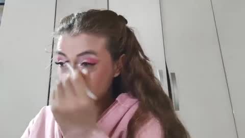 Snapshot of bluee_rose chatting on 11.15.25 rose online show from 11.15.25