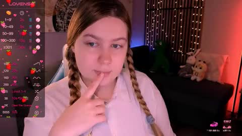 Snapshot of blush_ellie chatting on 09.21.25 Ellie3 online show from 09.21.25