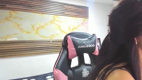 Snapshot of bonnie_bu chatting on 10.28.25 becky online show from 10.28.25