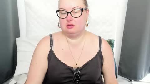 Snapshot of bonnieshining chatting on 10.13.25 Bonnie online show from 10.13.25