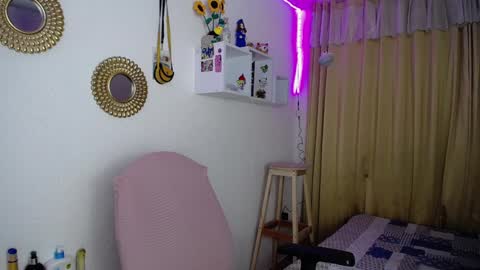 Soffy Brooks Independent model online show from 01.04.25