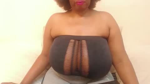 Snapshot of boobyqueen24 chatting on 02.17.25 boobyqueen online show from 02.17.25