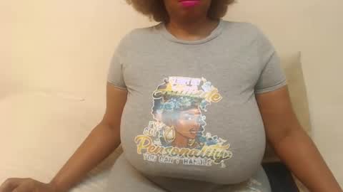 Snapshot of boobyqueen24 chatting on 02.18.25 boobyqueen online show from 02.18.25