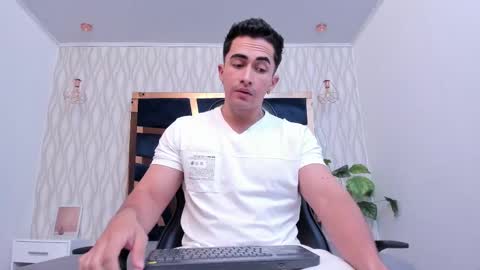 Snapshot of brad_summer chatting on 01.05.25 brad summer online show from 01.05.25