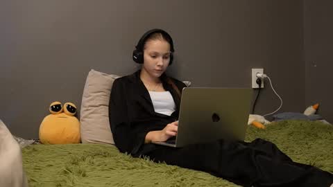 Snapshot of brandamatteson chatting on 11.30.25 Alice online show from 11.30.25