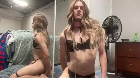 Snapshot of breakingkatie chatting on 11.25.25 BreakingKatie online show from 11.25.25