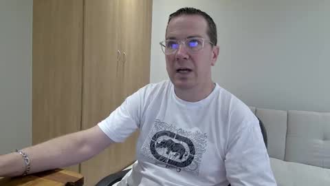 Snapshot of brettdj chatting on 11.03.25 Brett online show from 11.03.25