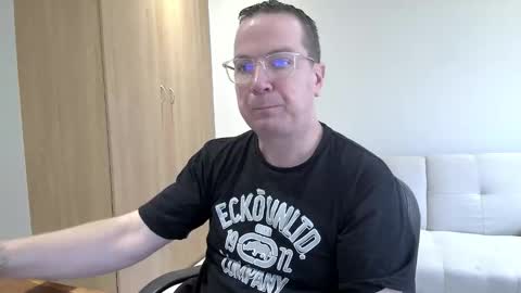 Snapshot of brettdj chatting on 11.22.25 Brett online show from 11.22.25