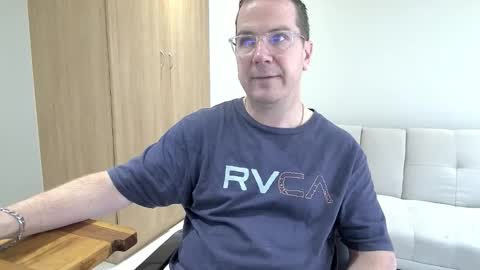 Snapshot of brettdj chatting on 11.29.25 Brett online show from 11.29.25